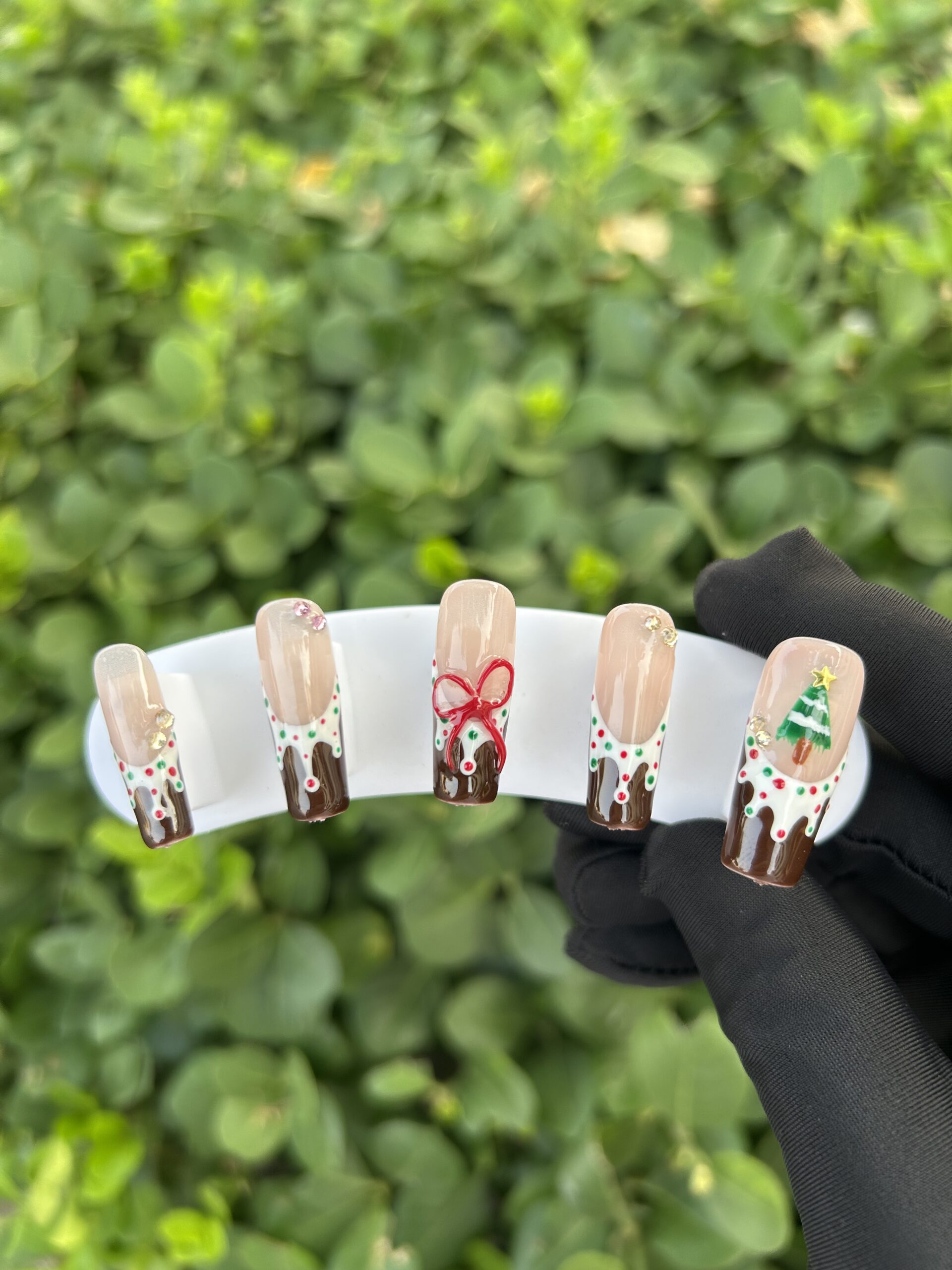 93 Chocolate Drip Christmas Tree Bow Press‑on Nails — image 1