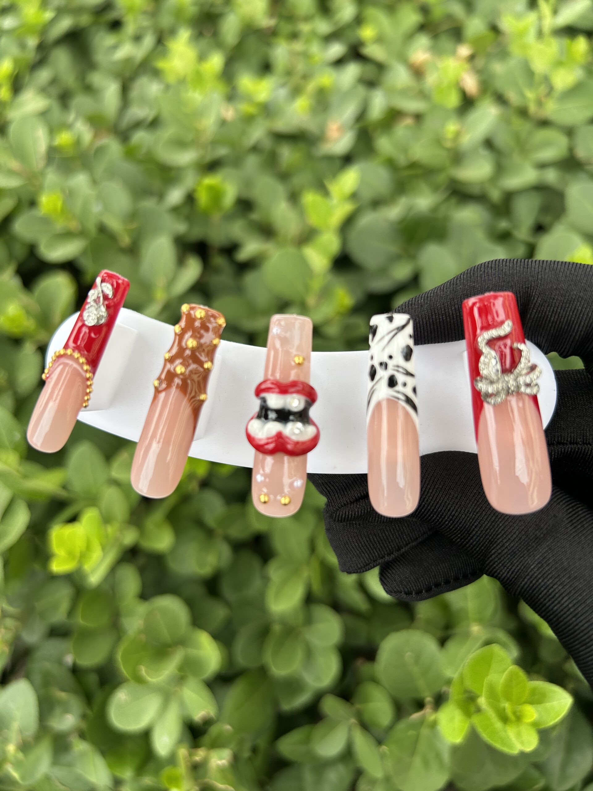 106 Red Lips Snake Rhinestone Nails — image 1