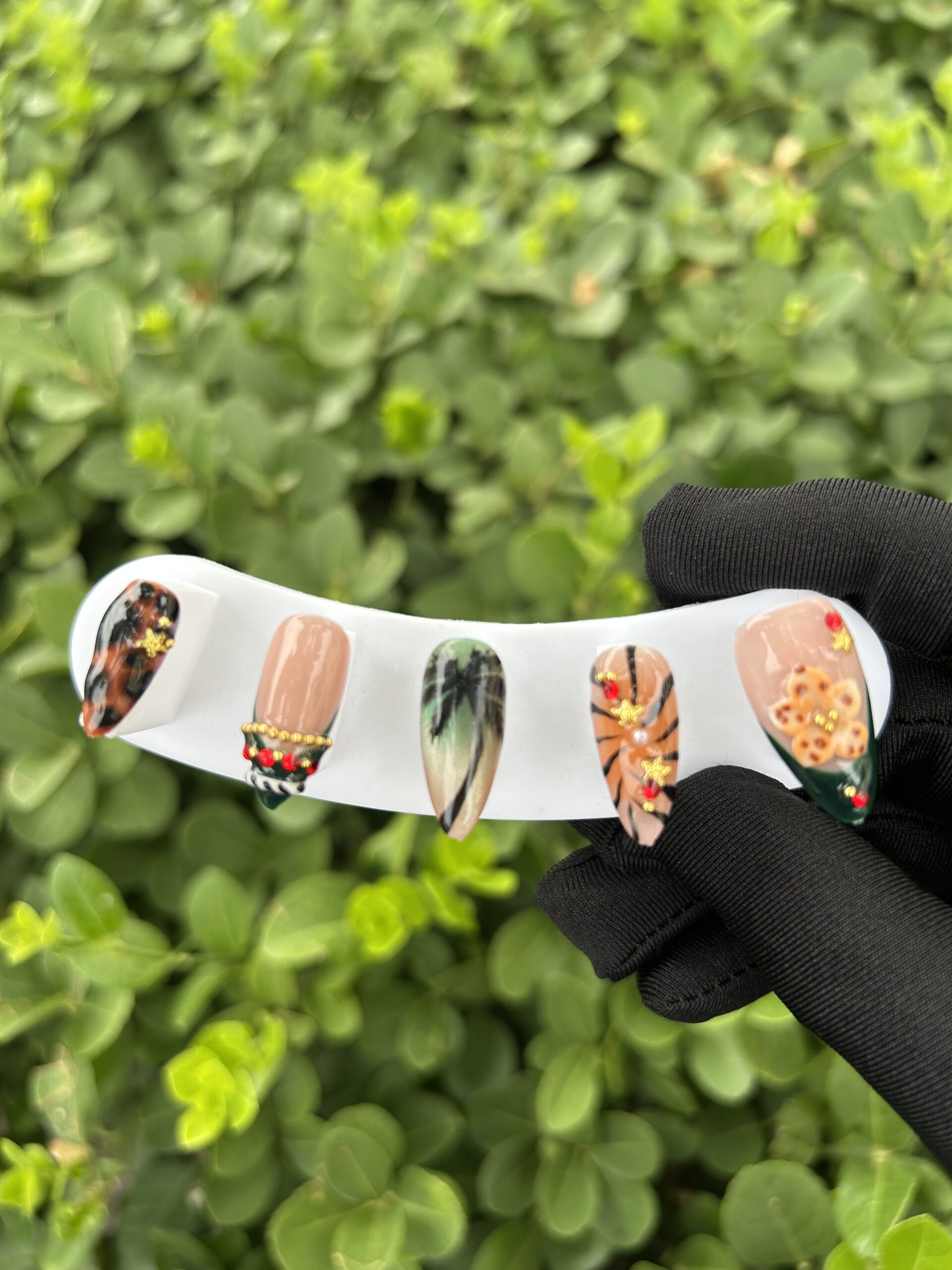 111 Forest Contrast Gold Bead Nails — image 1