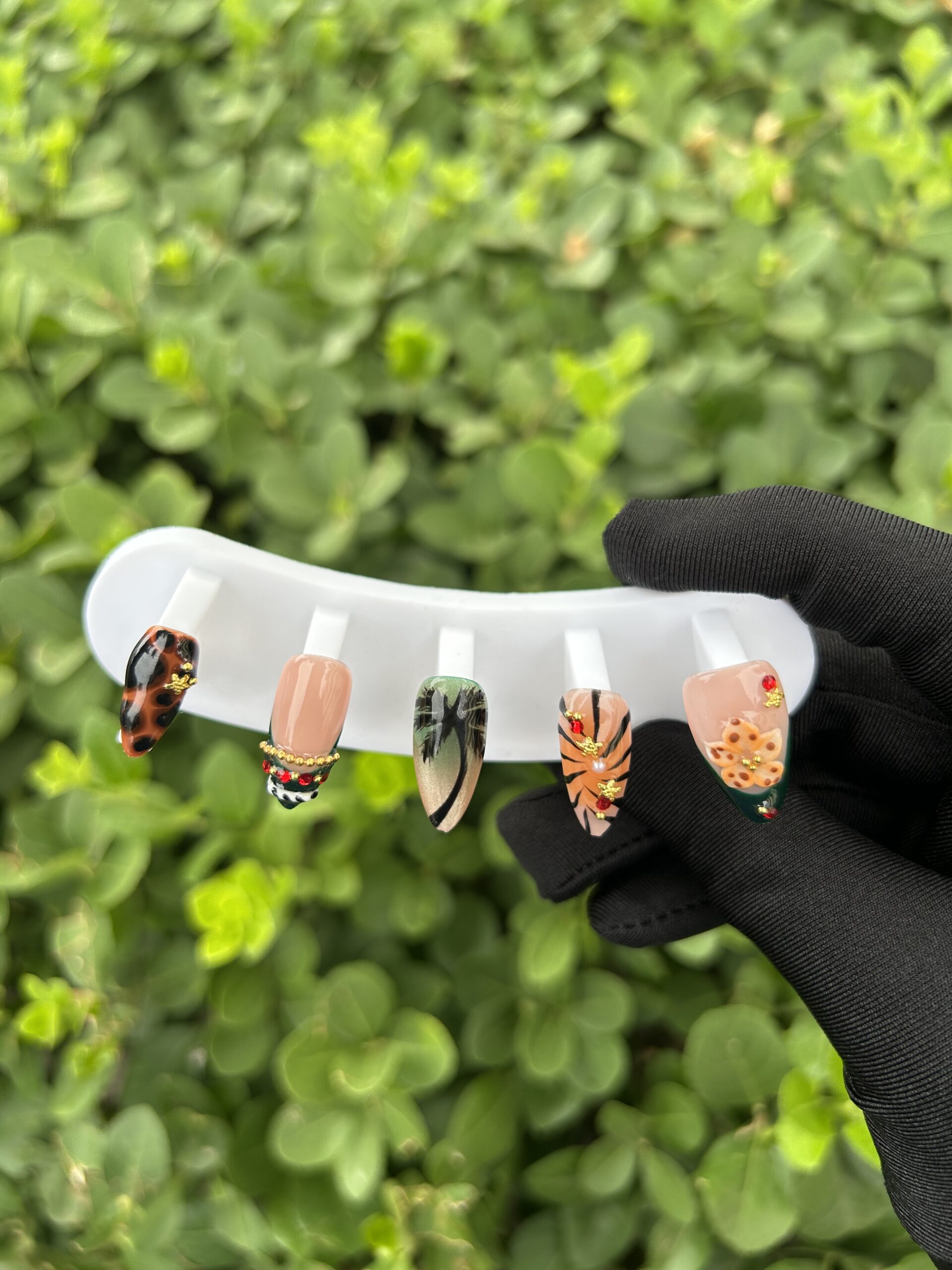 111 Forest Contrast Gold Bead Nails — image 4